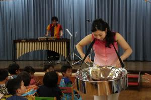 小針さんが会場内を練り歩く