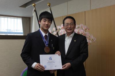 世界ジュニア・カデ選手権の賞状を手にする浅海さんと市長