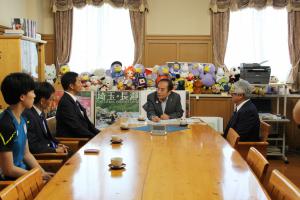 上田県知事へチーム名変更、連携協定締結を報告