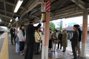 上尾駅副駅長からホームでの注意点を説明