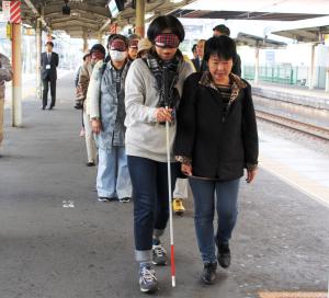 上尾駅ホームでアイマスクをしての歩行体験