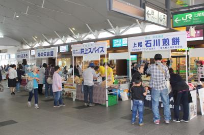 駅自由通路でのイベントの様子１