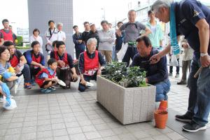 植え方の説明をする藤波さん