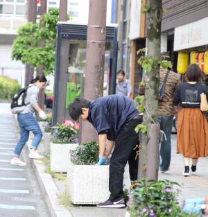 ごみ拾いや除草を行う参加者2