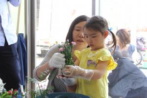 寄せ植えする参加者