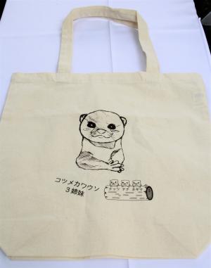 太平中学校美術部がイラストをデザインした記念品のトートバッグ