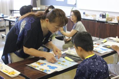 貼り付けのやり方を教える石川さん