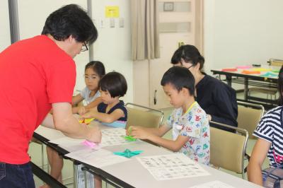 福島さんの指導を聴きながら折る子ども