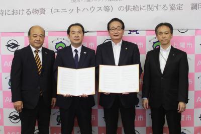 左から吉田北本店店長、久保木上席部長、畠山市長、松澤副市長