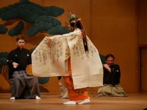 能『羽衣』で美しい天女の舞を披露する梅若さん