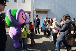 子どもたちと写真撮影するアッピーとあゆみ