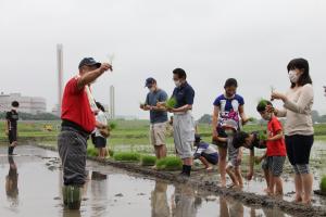 田植えのやり方を説明する今川さん