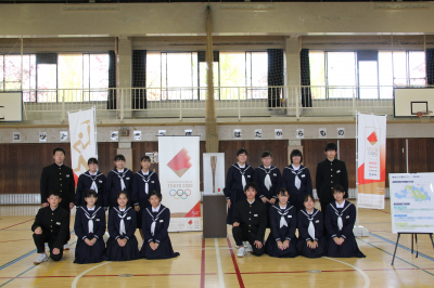 東京2020オリンピック聖火リレートーチの展示で記念撮影する中学生