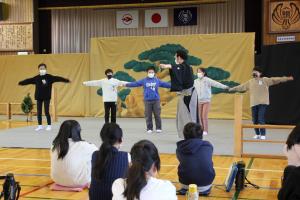 狂言『神鳴』の神鳴の動きを習う児童