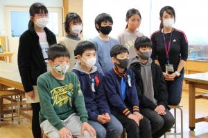 上尾中央総合病院の職員とオンラインで交流する富士見小学校の児童