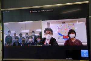 富士見小と上尾中央総合病院の職員のオンライン交流で両者が映るパソコンの画面