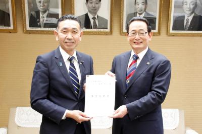 左から埼玉県議会議長、上尾市長
