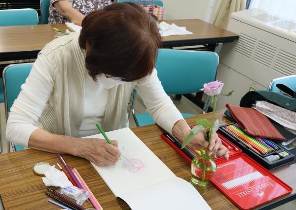 薄紅色のバラを描く参加者