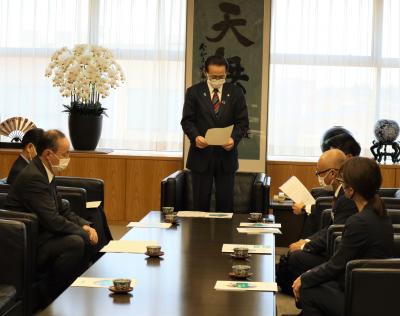 挨拶をする畠山市長