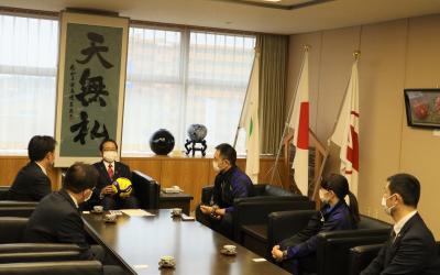 畠山市長と歓談する埼玉上尾メディックスのチーム・スタッフ