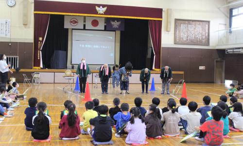 児童の前で挨拶する畔吉ささら獅子舞保存会