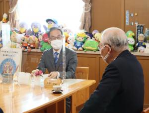 歓談する大野県知事と大島伊奈町長