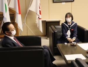 歓談する高橋さんと畠山市長