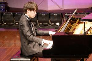 高橋さんのソプラノに合わせてピアノの演奏を行う細貝さん