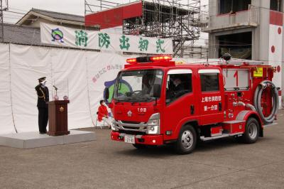 入場する消防車両に敬礼をする畠山市長