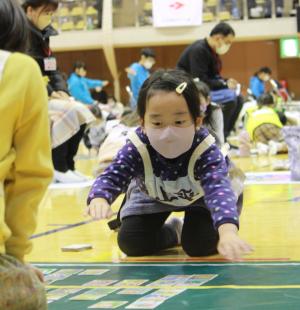 かるたをとる子ども