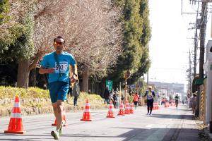 公園外を走る選手