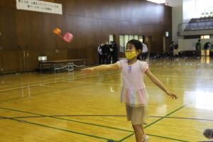 紙飛行機を飛ばす女の子