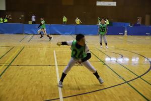 ボールをさばく男子小学生