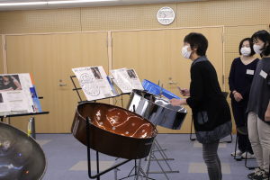 演奏する中野さん