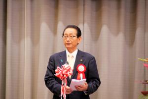 記念式典であいさつをする畠山市長