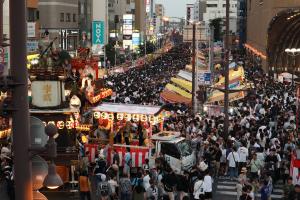 にぎわう駅前