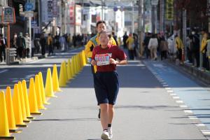 女子3kmの部で折り返し地点に差し掛かるランナー