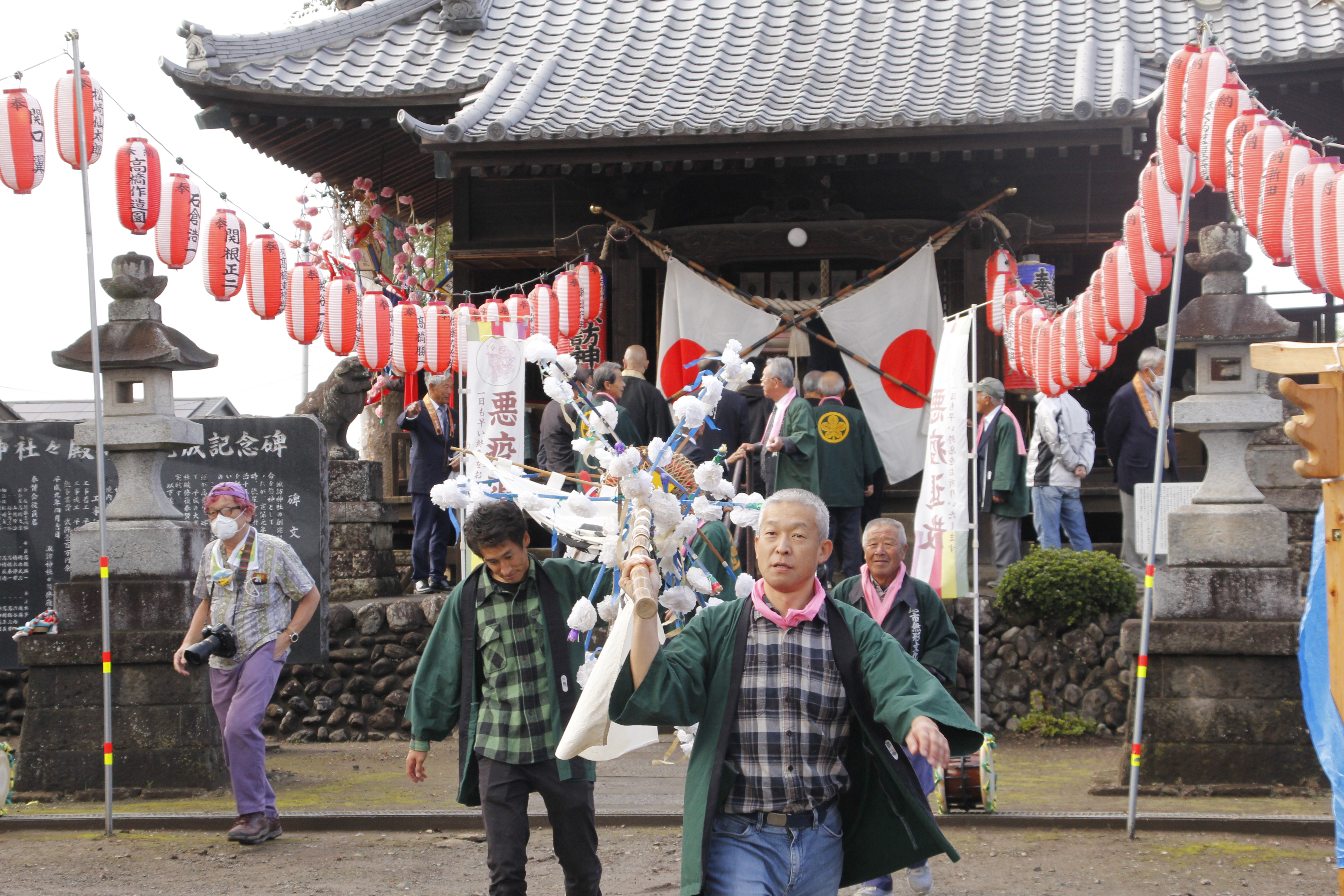 諏訪神社で飾り付けをするささら獅子舞保存会