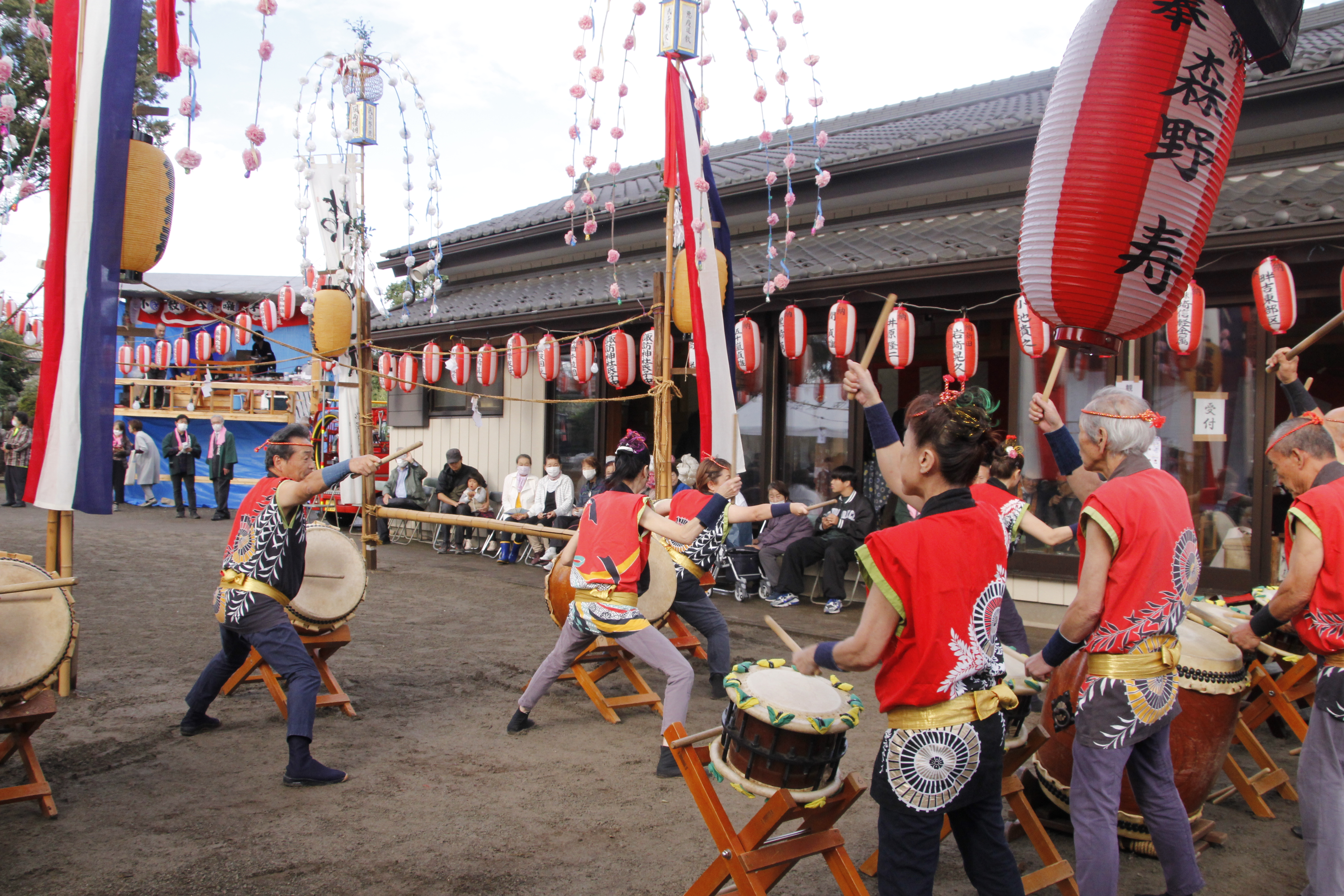 太鼓を披露する小敷谷囃子連