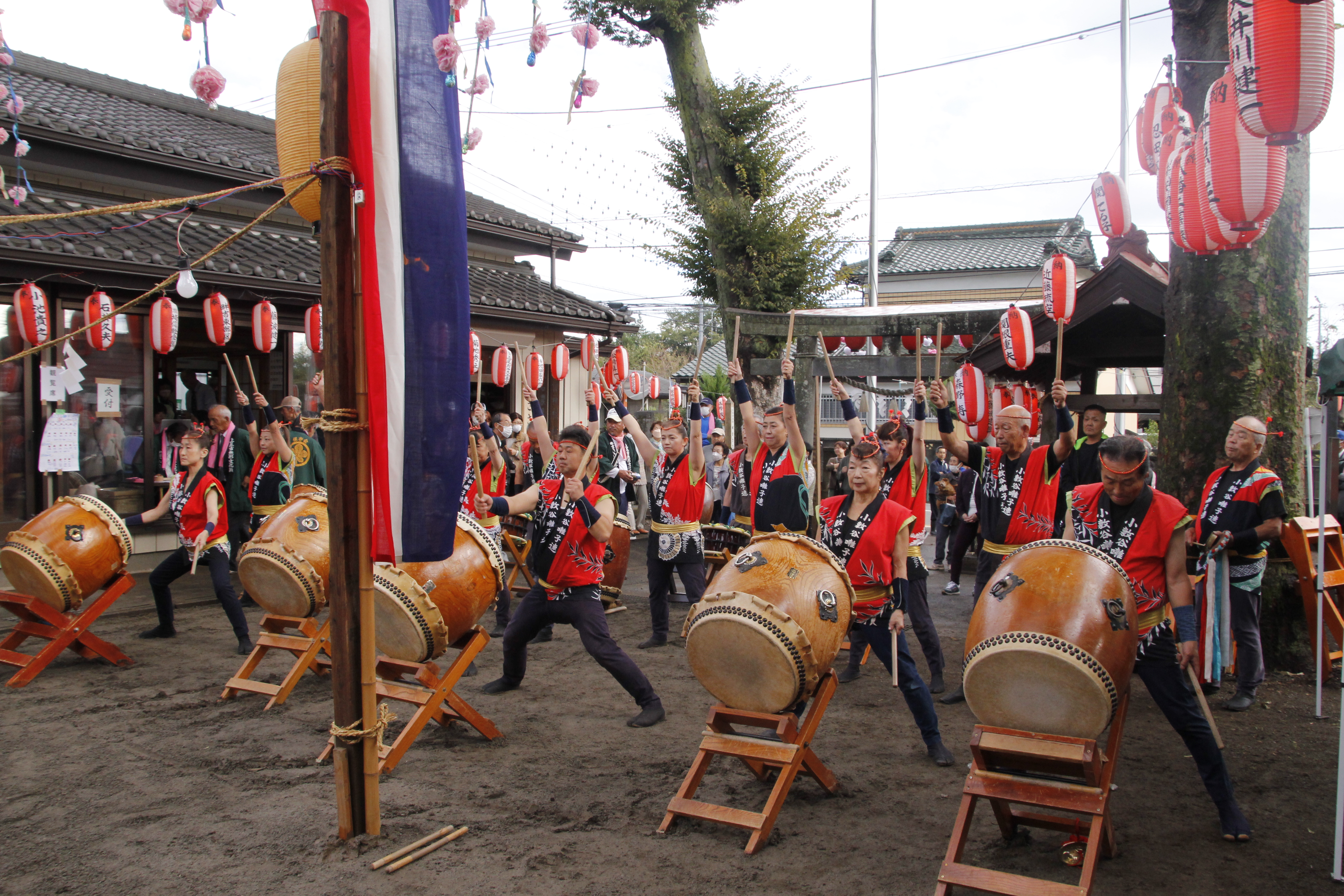 太鼓を披露する小敷谷囃子連