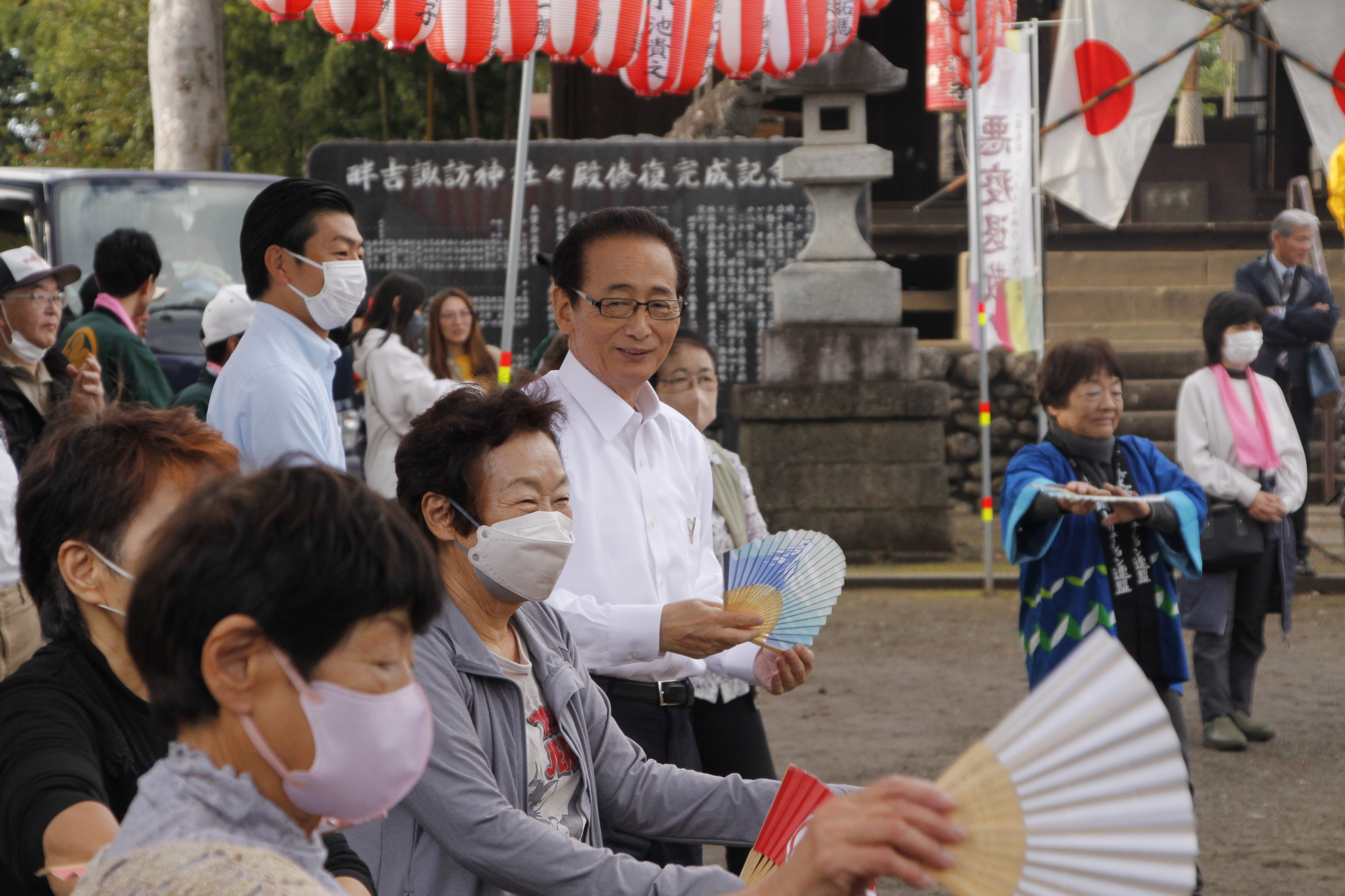 奉納踊りに参加する畠山市長