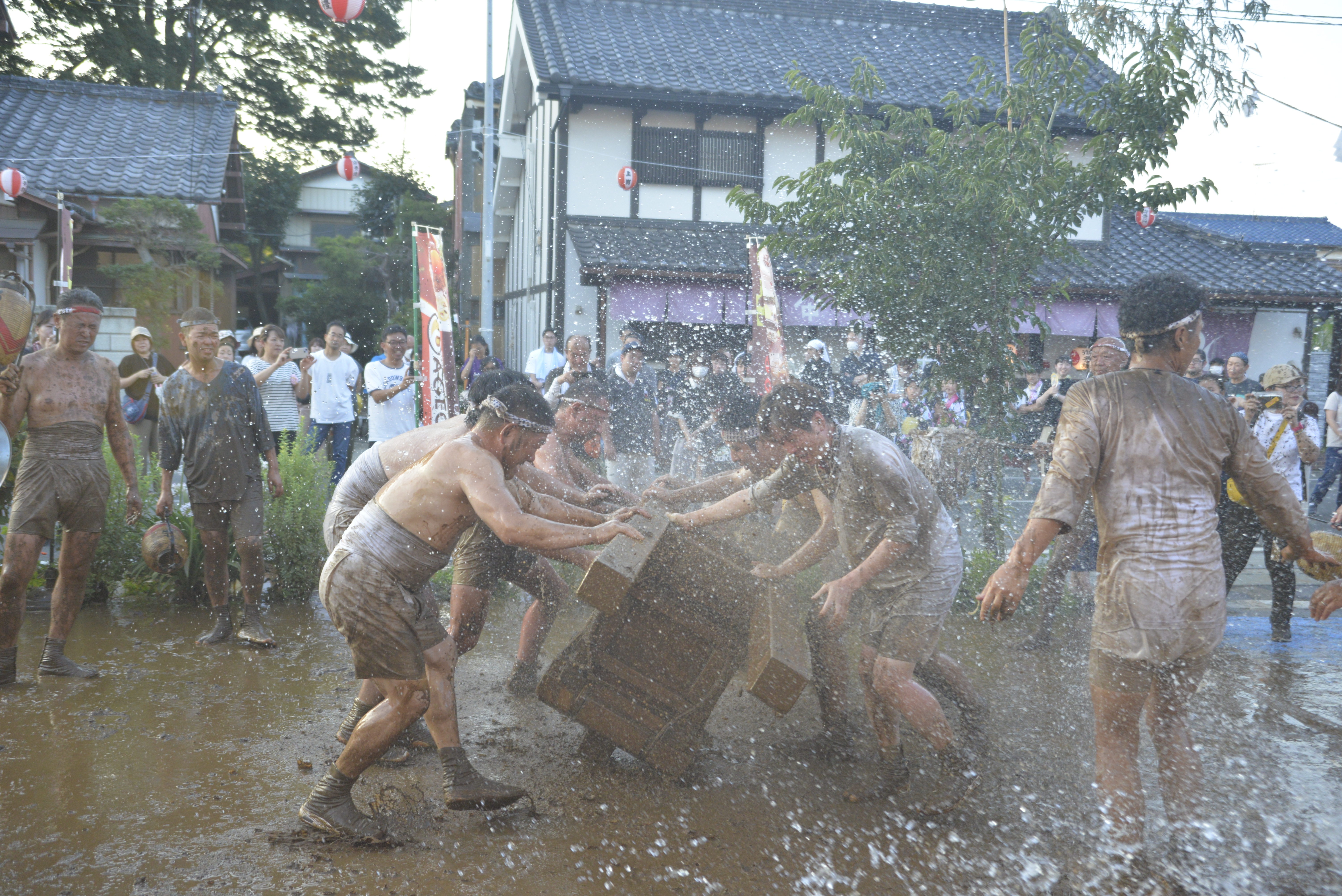 神酒所でいんきょ神輿を転がす担ぎ手の若衆