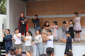 英語の歌に合わせて踊っている様子