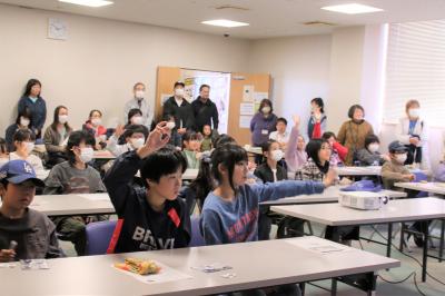 元気よく答える参加者