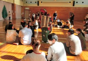 アコーディオンの生演奏