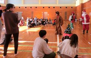 カプセルマラカスで一緒に演奏しました