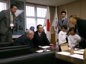 大会の映像を見る様子