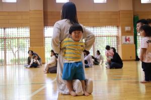 親子で触れ合う様子