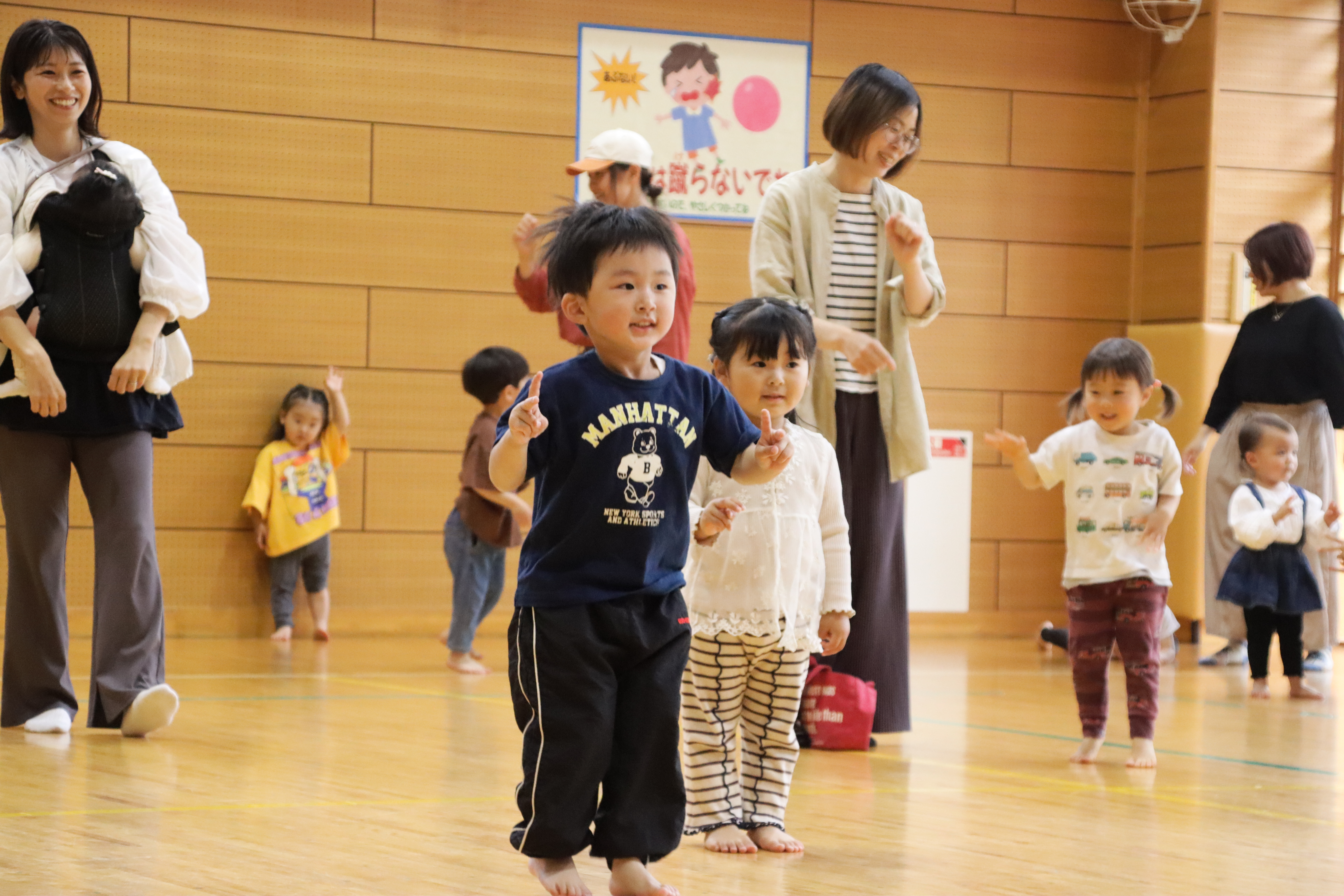 曲に合わせて踊る子どもたち