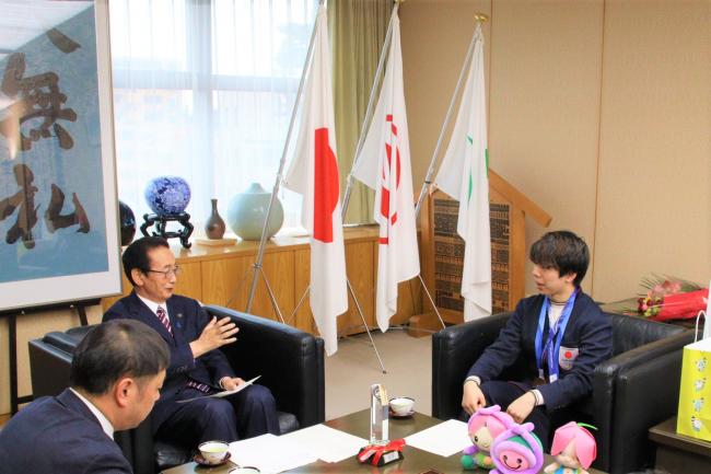 市長と佐藤選手